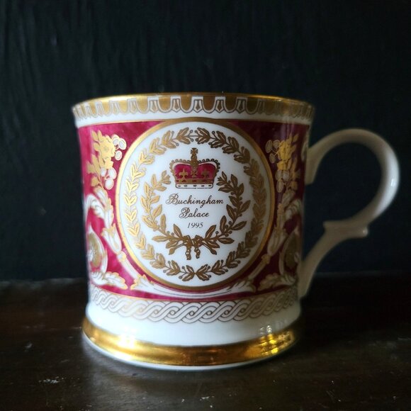 Vtg 1995 Buckingham Palace Souvenir Mug With Gold Detailing & Red Floral Motif - Picture 1 of 8